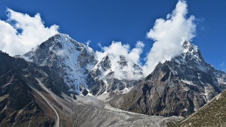 On the border between which two countries is the Everest located?