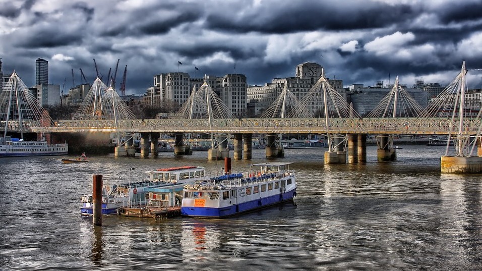 Which river runs through the city of London, England?