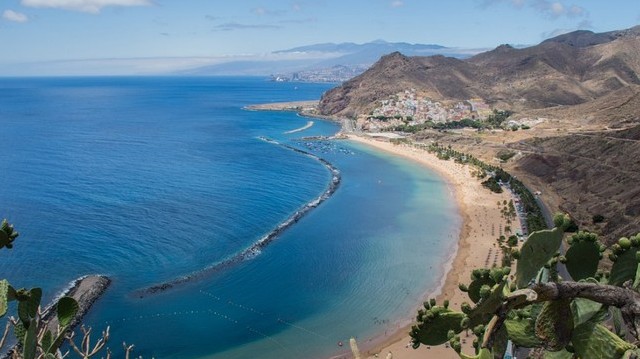 The Canary Islands are closest to which mainland country?