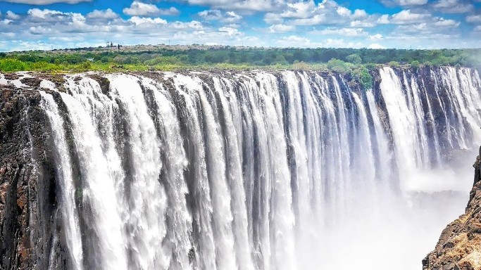 The Victoria Falls is on which river?