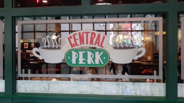 Which popular TV series is set in the Central Perk coffeehouse?