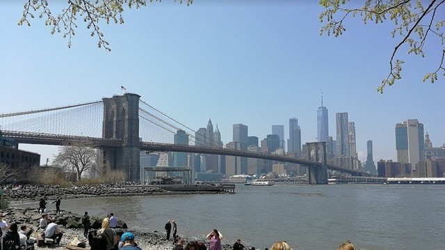 Which bridge is between Brooklyn and Manhattan?