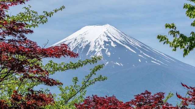 Which volcano in Japan last erupted in 1707 but is still classified as active by geologists?