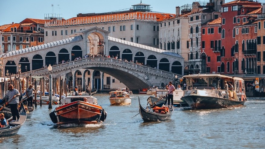 Where is the Rialto Bridge located?