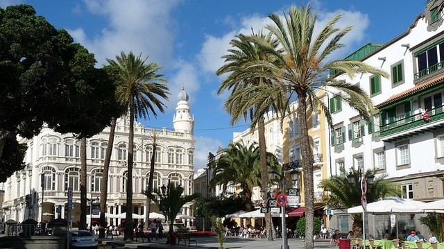 What ocean surrounds Canarias?