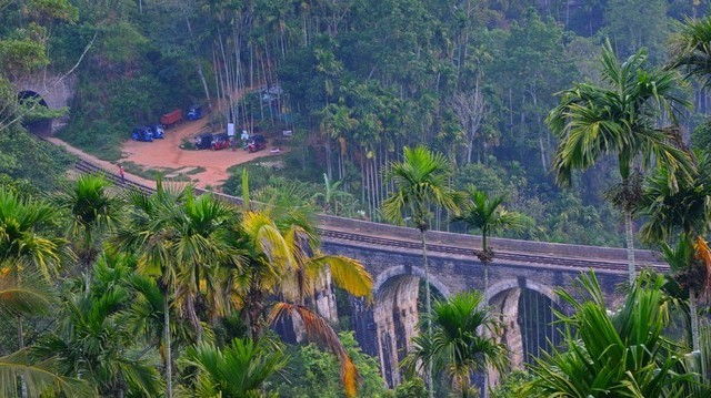 Which ocean surrounds Sri Lanka?