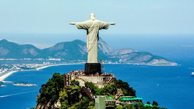 Where is the statue of Christ the Redeemer located?