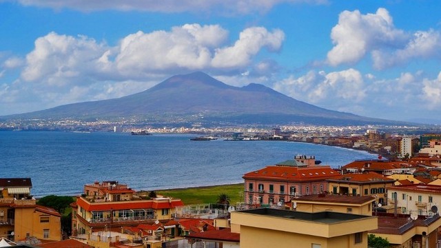 Which volcano buried the Italian city of Pompeii?