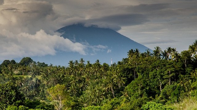 What country touches both Colombia and Costa Rica?