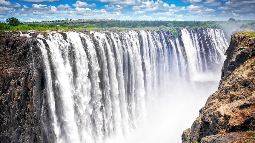 The Victoria Falls is on which river?