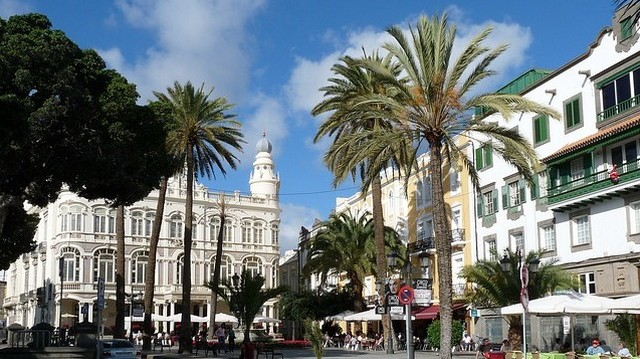 Which ocean surrounds Canarias?