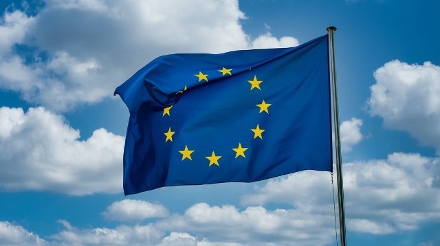 How many countries are there in the European Community?